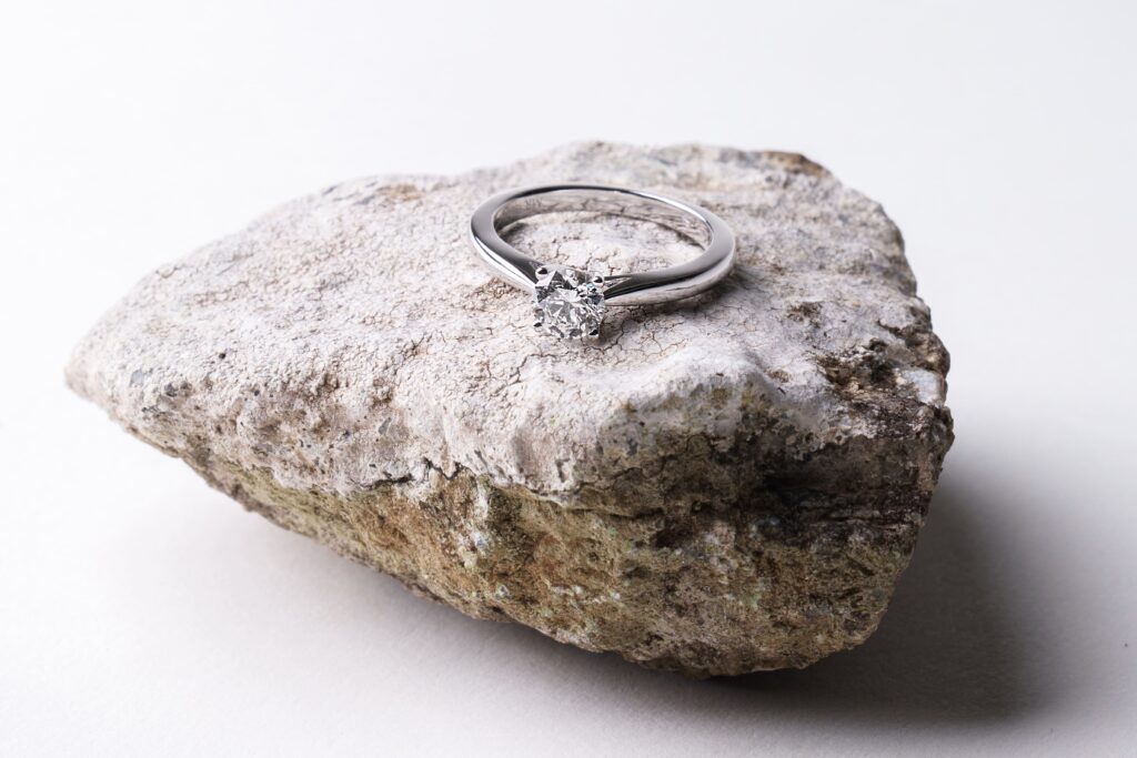 Anell Maison Roca d'or blanc amb un diamant central