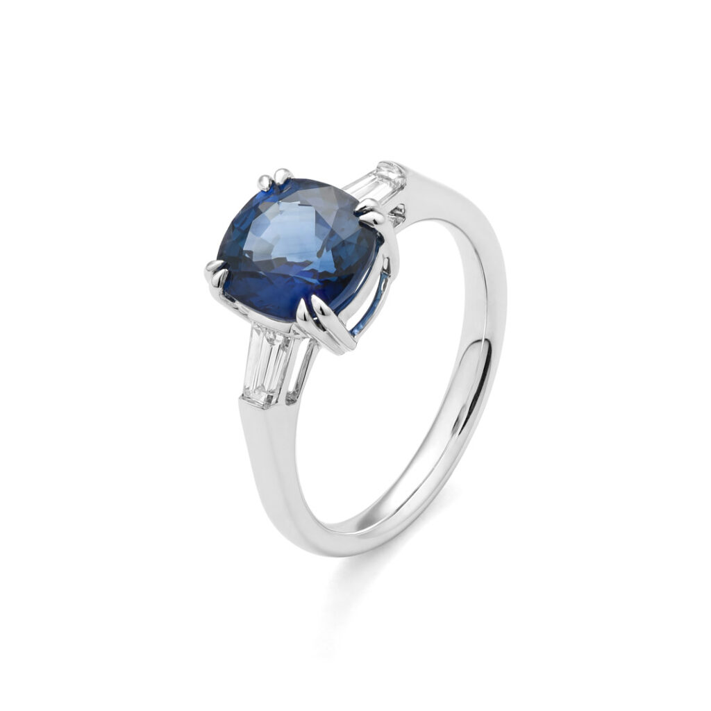 Anell d’or blanc amb diamants naturals i safir de Maison Roca