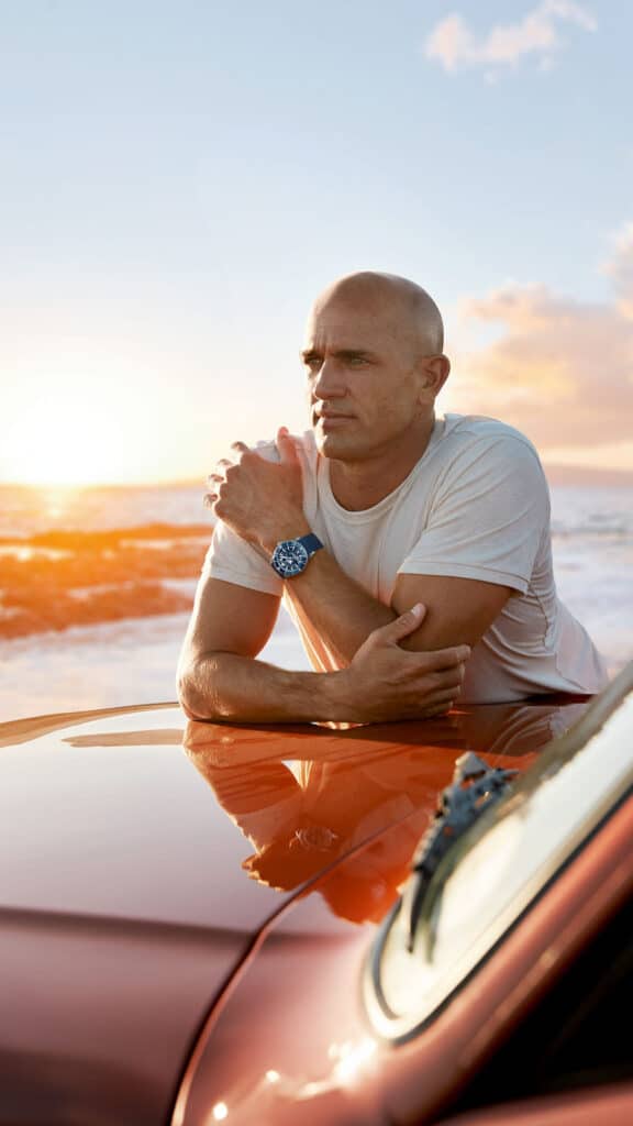 Kelly Slater, surfista internacional amb un rellotge Breitling SuperOcean Heritage