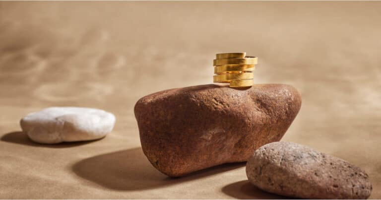 joia Posidònia de Majoral amb còdols al voltant