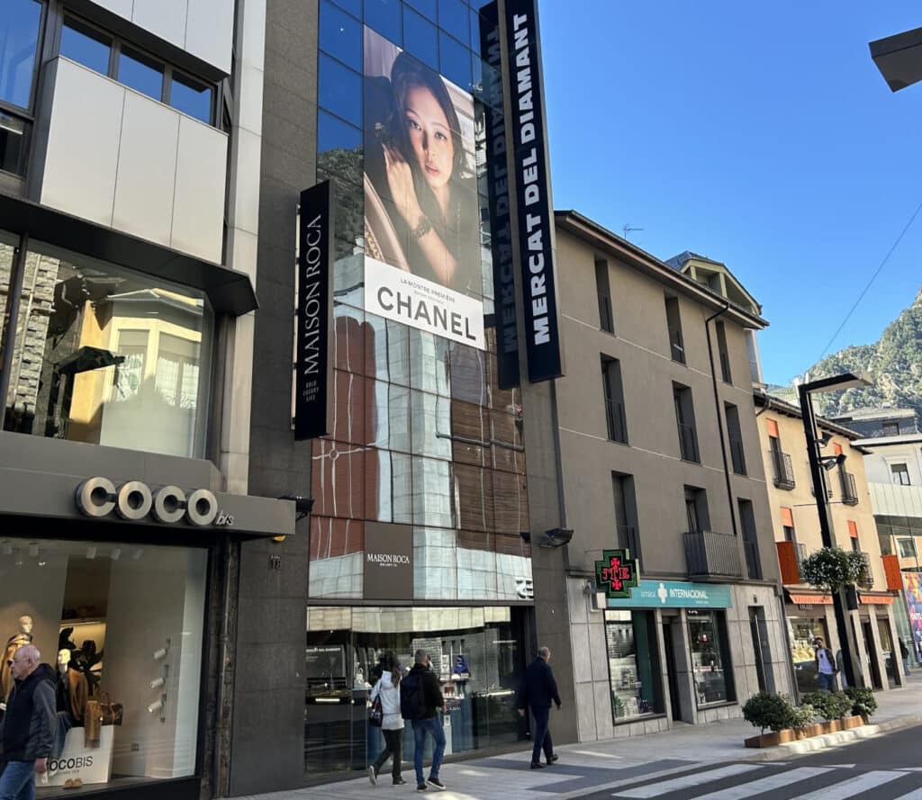 Façana de Maison Roca 18, boutiques a Andorra la Vella